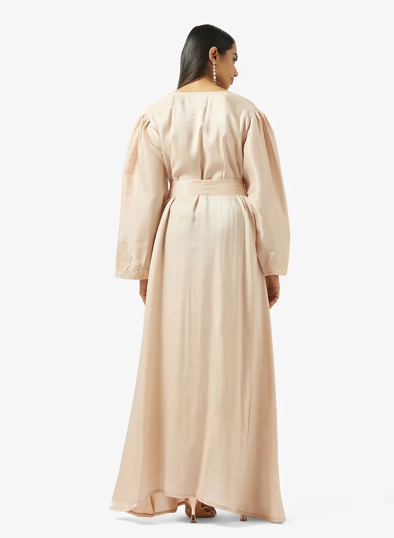 هيا كلوزيت جلابية مطرزة بالزهور في الأمام مع حزام